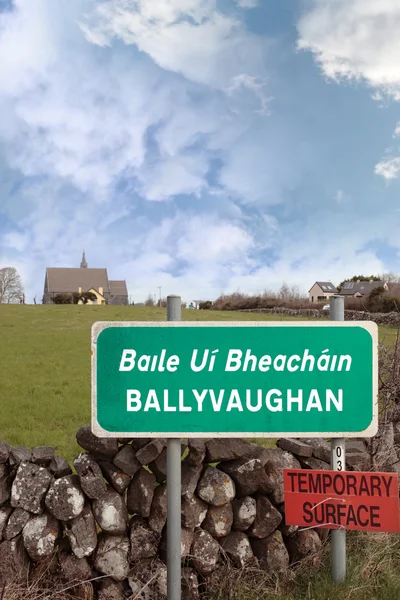 Ballyvaughan irlandês sinal de estrada — Fotografia de Stock