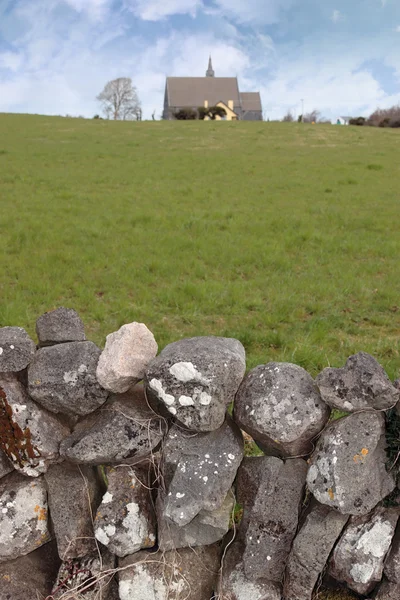 Ballyvaughan gammal stenmur och kyrkan — Stockfoto