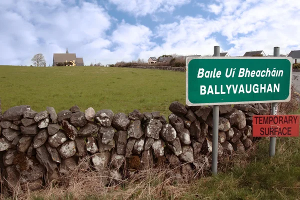 Znak drogowy Ballyvaughan — Zdjęcie stockowe