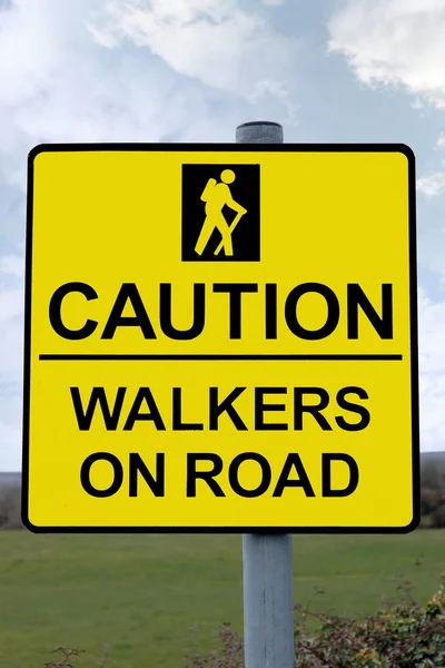 Uwaga pieszych na drodze znak ze ścieżką przycinającą — Zdjęcie stockowe