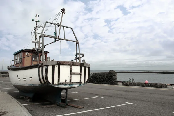 Рыболовный траулер припаркован — стоковое фото