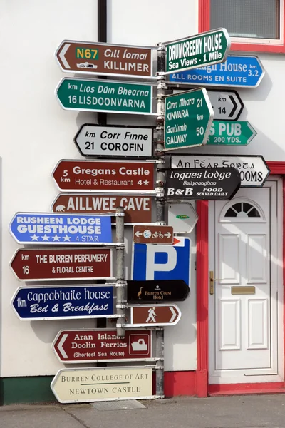 多くのアイルランドの道路標識 — ストック写真