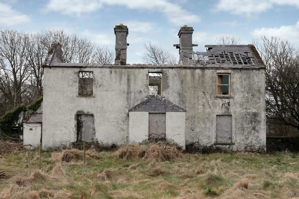 stock image Old abandoned overgrown farmhouse