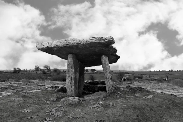 Poulnabrone dolmen cercado com turistas — Fotografia de Stock
