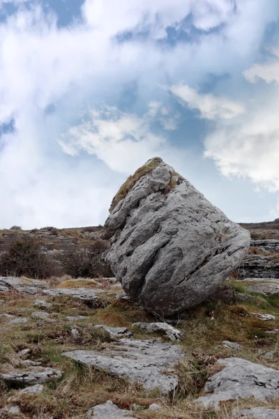 Roca en el paisaje rocoso — Foto de Stock