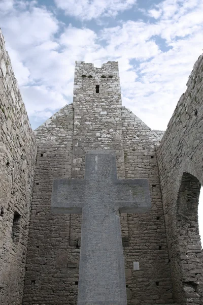 Krzyż i zabytkowych murów — Zdjęcie stockowe