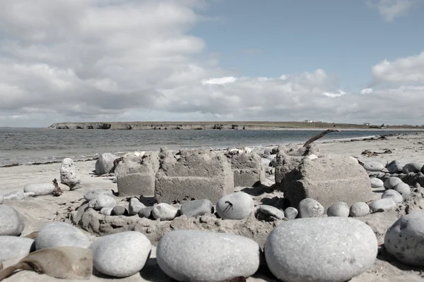 Sandburg mit weißem Sand und Kieselsteinen — Stockfoto