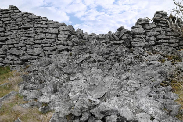 Kırık yüksek taş duvar — Stok fotoğraf
