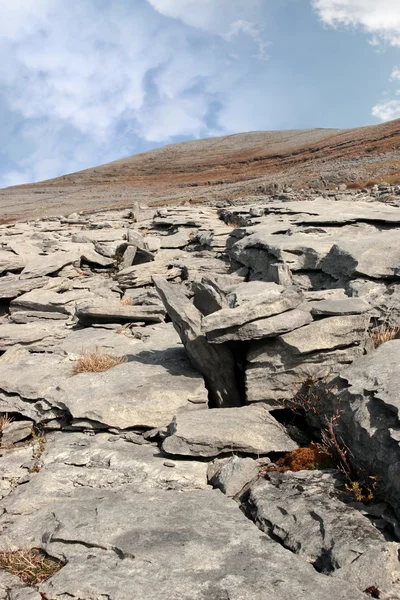 Modré šedé skály v krajině hornaté kamenité burren — Stock fotografie
