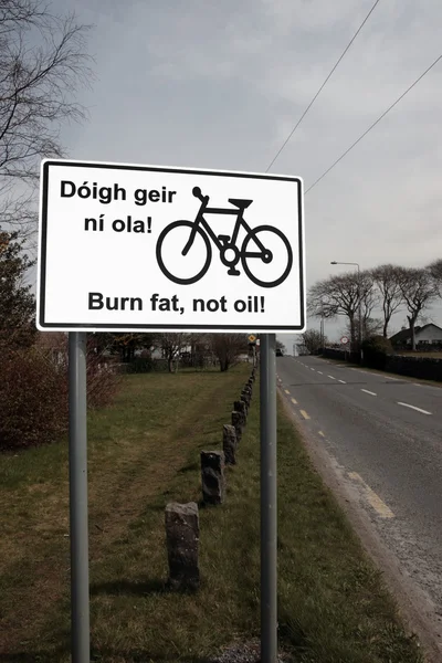 Brûler les graisses pas huile Irlandais panneau routier — Photo