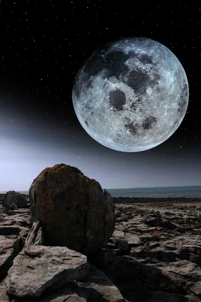 满月和巨石在洛基布伦的风景 — 图库照片