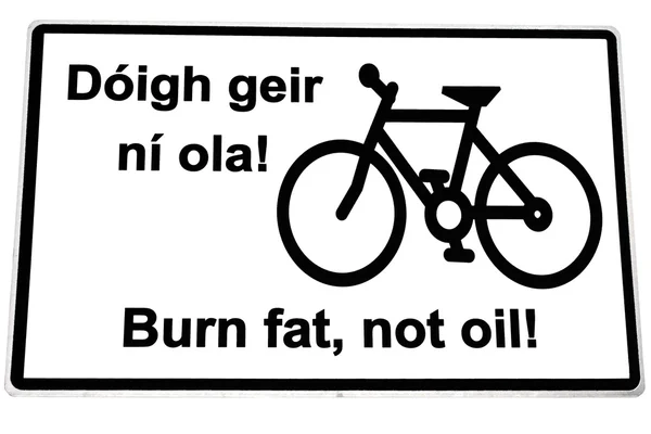 Irlandais brûler les graisses pas huile panneau de route sur blanc — Photo