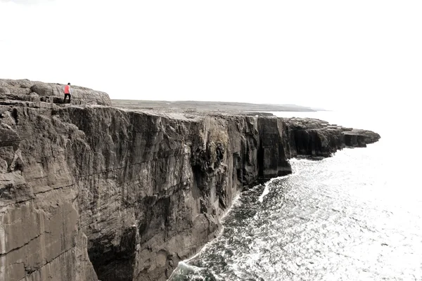 Personne seule sur le bord des falaises — Photo