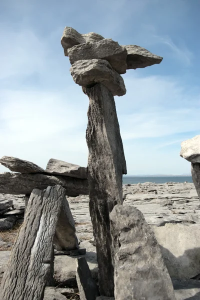 Rechtop staande blokken in rotsachtige burren landschap — Stockfoto
