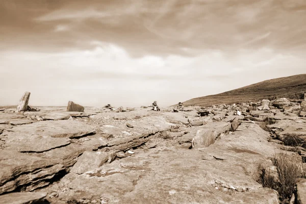 Sepia stenar i bergiga steniga Burrenlandskapet — Stockfoto