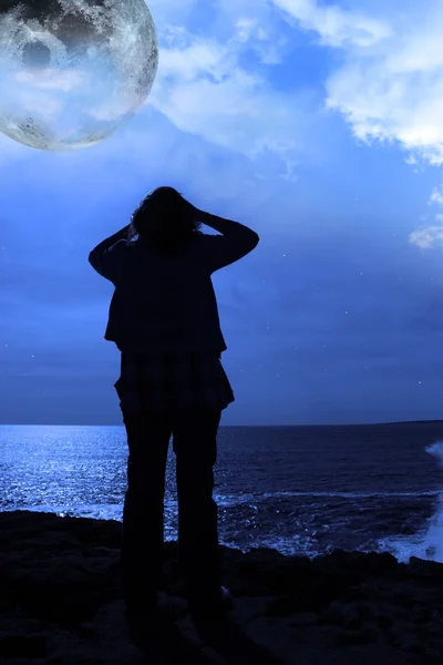 Silhouette einer traurigen einsamen Frau mit Vollmond an einer Klippe — Stockfoto