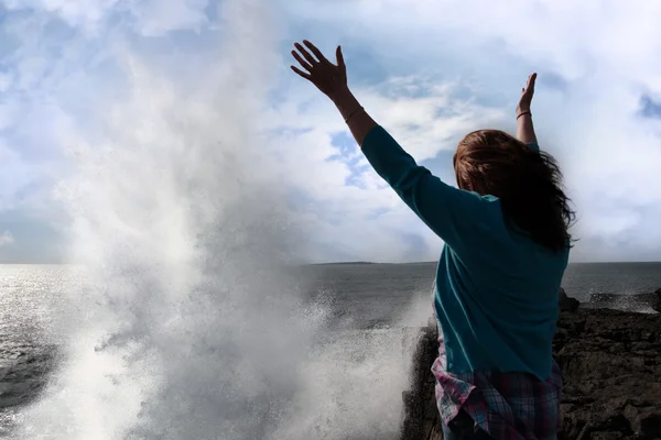 Silueta de mujer solitaria frente a una poderosa ola gigante — Foto de Stock