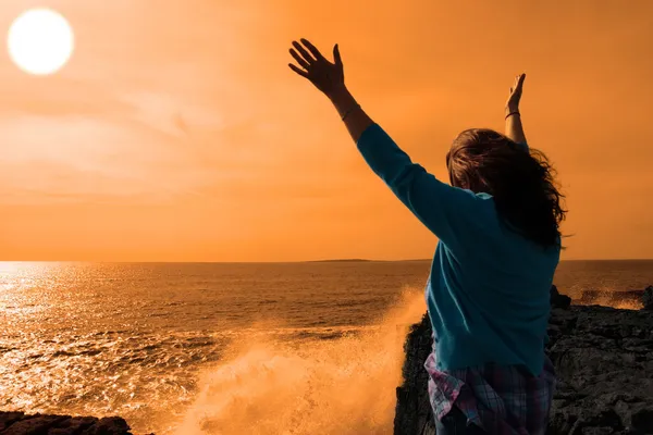 Silueta de mujer solitaria frente a una poderosa ola gigante en sunshi —  Fotos de Stock