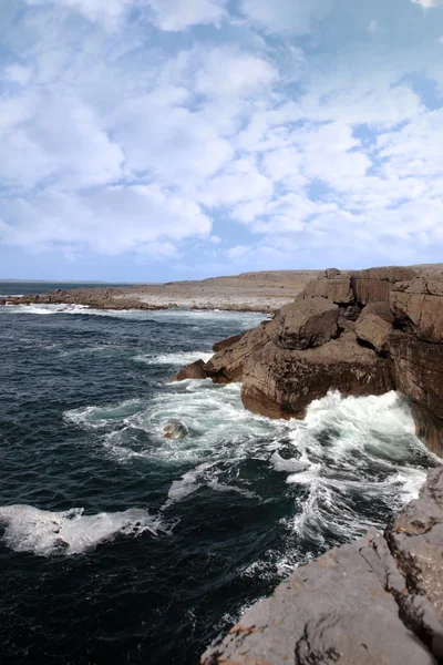 Bølge som krasjer på klipper – stockfoto