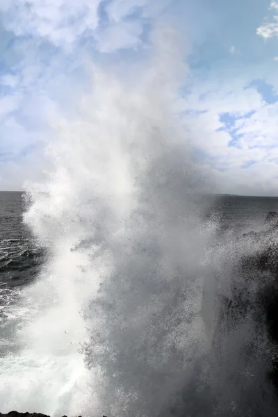 stock image Waves crashing on coastline cliffs