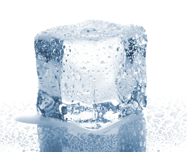 Cubo de hielo con gotas de agua — Foto de Stock
