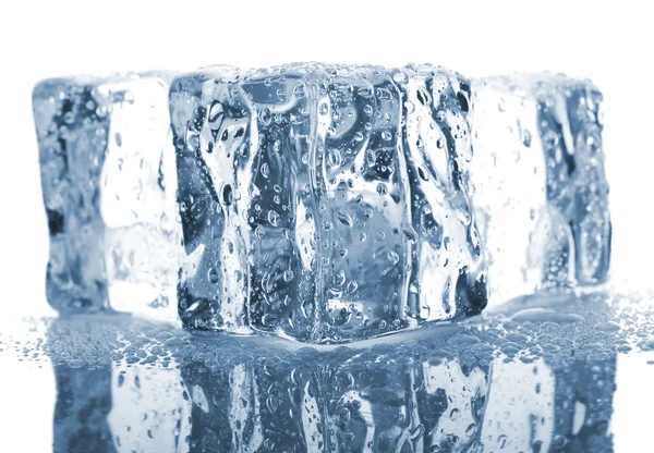 Três cubos de gelo com gotas de água — Fotografia de Stock