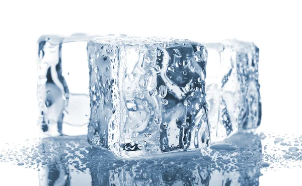 Cubos de gelo com gotas de água — Fotografia de Stock
