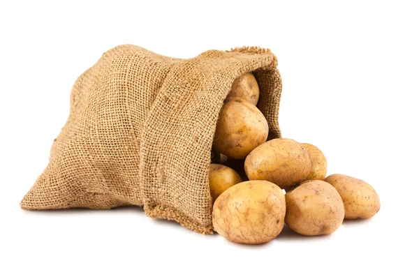 Batatas cruas em saco de serapilheira — Fotografia de Stock