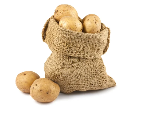 Ruwe aardappelen in jute zak — Stockfoto