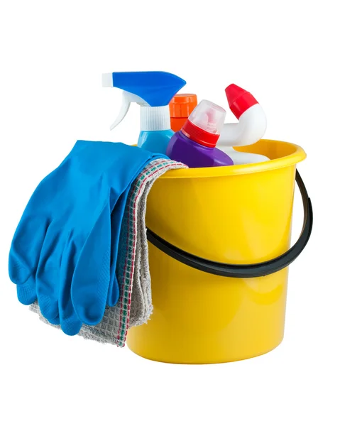 Cubo amarillo con suministros de limpieza Imagen de archivo