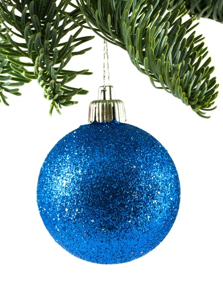 크리스마스 공 및 녹색 스프루 스 지점 — 스톡 사진