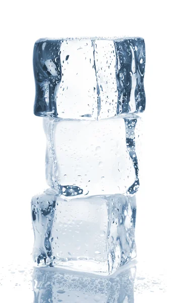 Tre cubetti di ghiaccio con gocce d'acqua — Foto Stock