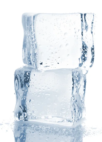 Два кубики льоду з краплями води — стокове фото