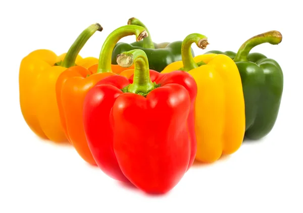Zelené, červené, žluté a oranžové papriky — Stock fotografie