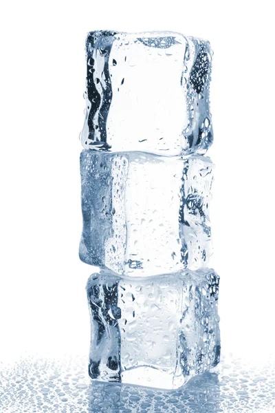 Три кубики льоду з краплями води — стокове фото