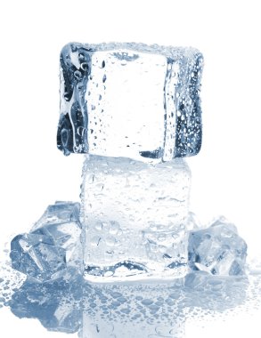Su damlalı buz küpleri