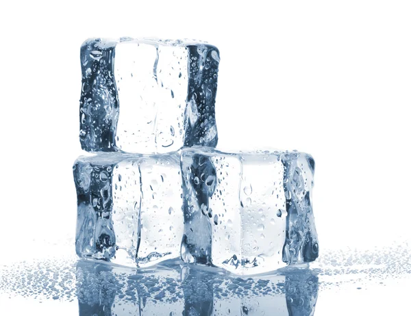 Tre cubetti di ghiaccio con gocce d'acqua — Foto Stock