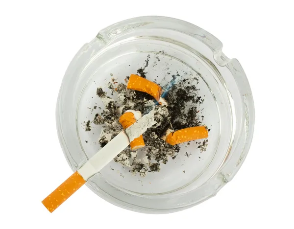 Rabos de cigarro em cinzeiro — Fotografia de Stock