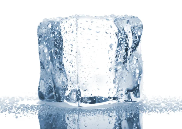 Singolo cubetto di ghiaccio con gocce d'acqua Fotografia Stock