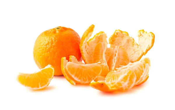 Rijp tangerine met segmenten en peel — Stockfoto