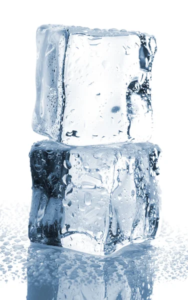 Due cubetti di ghiaccio con gocce d'acqua — Foto Stock