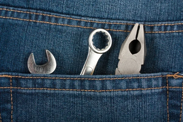 Instrumentos no bolso de jeans azuis — Fotografia de Stock
