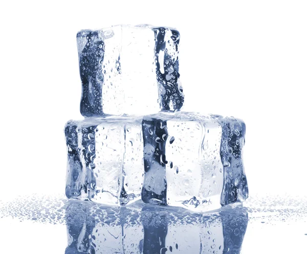 Tre isbitar med vatten droppar — Stockfoto