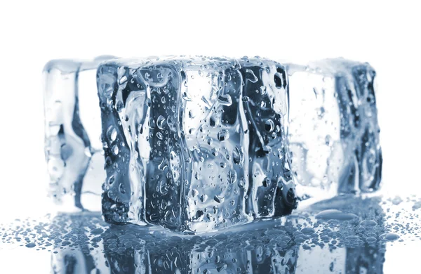 Tre cubetti di ghiaccio fondenti — Foto Stock