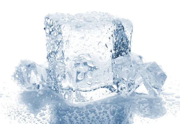 Кубики льда с капельками воды — стоковое фото
