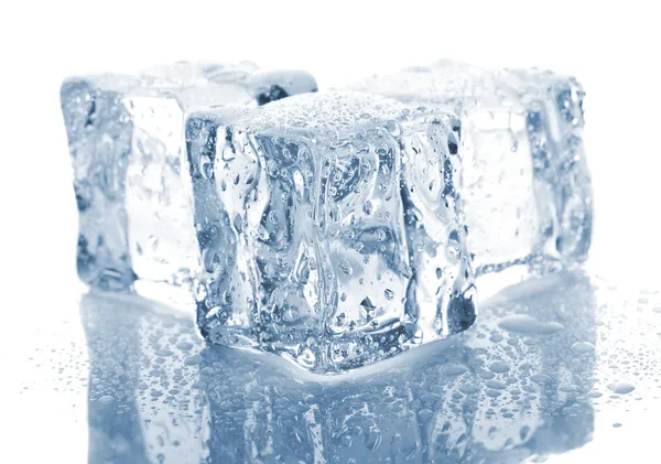 Drie smeltende ijsblokjes — Stockfoto