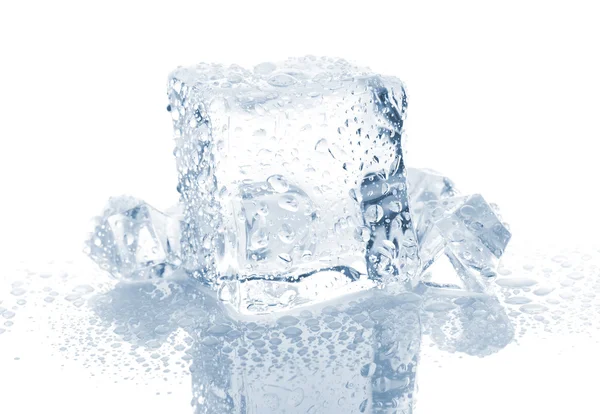 Малий і великий кубик льоду з краплями води — стокове фото