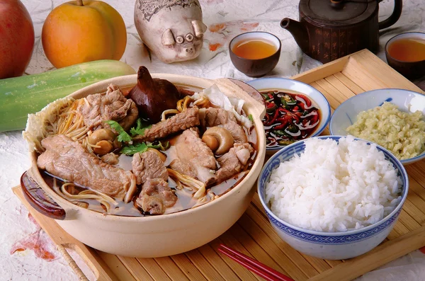 Masakan daging babi dan sup herbal Malaysia, ba kut teh . — Stok Foto