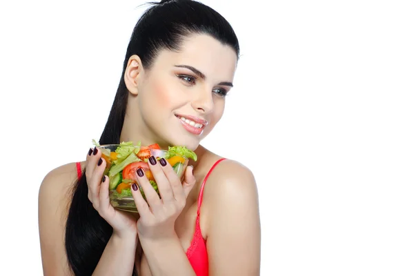 Πορτρέτο της όμορφης κοπέλας τρώει σαλάτα λαχανικών απομονωθεί σε λευκό φόντο — Φωτογραφία Αρχείου