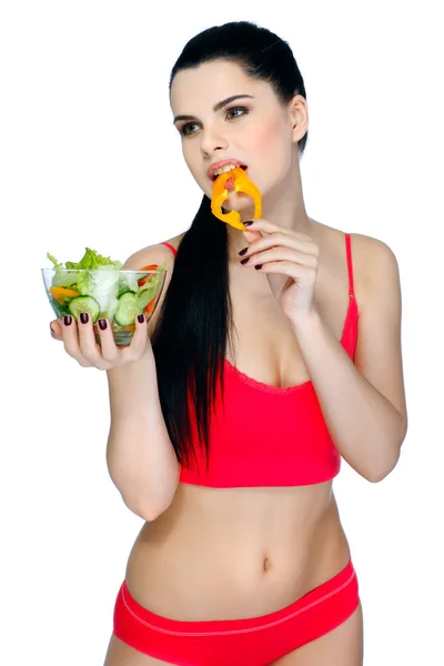 一个年轻漂亮的女人吃蔬菜沙拉孤立在白色背景上的肖像 — 图库照片